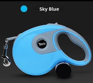 Gros plan de la laisse rétractable bleu ciel avec une poignée ergonomique antidérapante