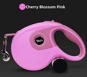 Détail de la laisse rétractable rose pour chien avec poignée ergonomique et crochet
