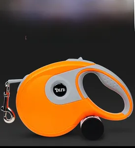 Détail de la laisse rétractable automatique avec poignée antidérapante et bouton d'arrêt