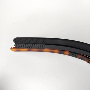 Close-up of 0.8cm non-slip plastic headbands with teeth showing black and tortoiseshell finish