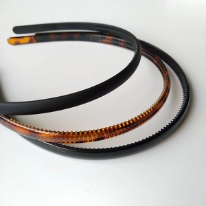 Close-up of 0.8cm non-slip plastic headbands with teeth in black and tortoiseshell