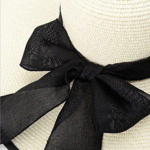 Cappello di paglia da sole a tesa larga con elegante fiocco in rete nera, colore beige