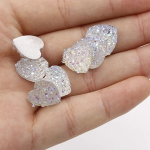 Detailopname van 12mm iriserende hartvormige harskristallen voor het maken van sieraden