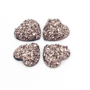 Detail van 12 mm hartvormige hars cabochons met sprankelende bruingrijze druzy textuur