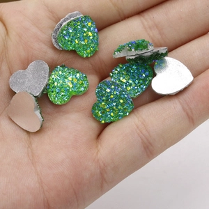 Detailopname van 12mm groene glitter hartvormige harsstenen voor handgemaakte sieraden