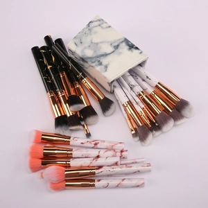 Detailansicht des 10-teiligen Marmor-Make-up-Pinsel-Sets mit weichen Borsten und Halter.