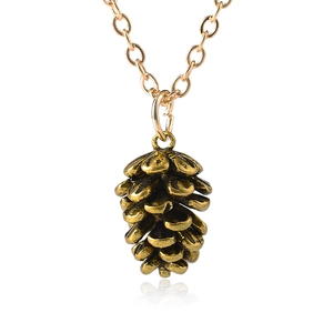 Minimalistische goldene Kiefernzapfen Halskette mit eleganter Kette auf weißem Hintergrund