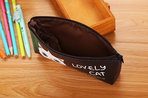 Détail d'une trousse noire avec yeux de chat et imprimé Lovely Cat en similicuir souple