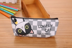 Détail d'une trousse à damier avec un chat de dessin animé sur un bureau en bois