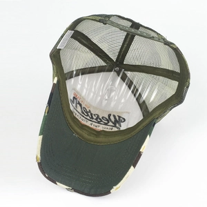 Détail de l'intérieur de la casquette trucker camouflage avec filet et fermeture réglable