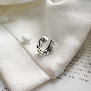 Detailed close-up of S925 sterling silver ring showing Cuban link chain design and hallmark