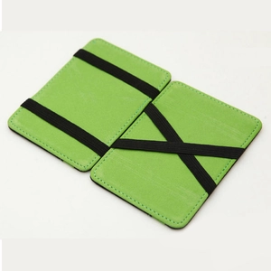 Minimalistische grüne Magic Wallet Geldbörse mit Flip-Mechanismus und elastischen Bändern