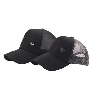 Breathable mesh baseball caps with M logo and curved brim for sun protection in black
