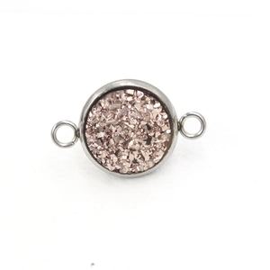 Macro-opname van zilveren roestvrijstalen connector met roségouden glitterinleg