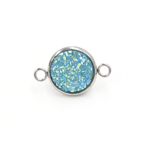 Macro-detail van een ronde blauwe druzy connector in een gepolijst roestvrijstalen frame