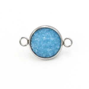 Detailweergave van zilveren DIY-connector met blauwe glittersteen voor het maken van sieraden