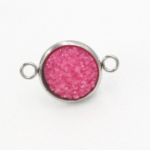 Detail van roze druzy ronde roestvrijstalen connector met dubbele bevestigingsringen