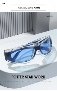 Dettaglio occhiali steampunk Y2K con lenti blu e montatura trasparente sportiva