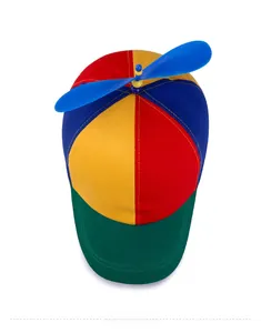 Vista dall'alto di un cappello a elica colorato per bambini con pannelli rosso giallo e blu