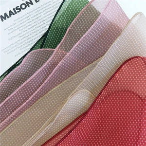 Écharpe en mousseline à carreaux en couleurs vintage avec bords ondulés