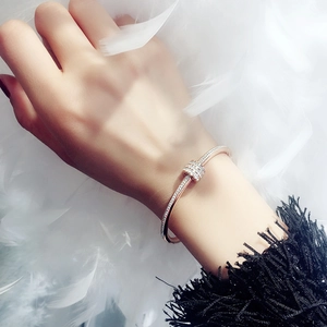 Bracciale minimalista in titanio oro rosa con un charm a cilindro con cristalli