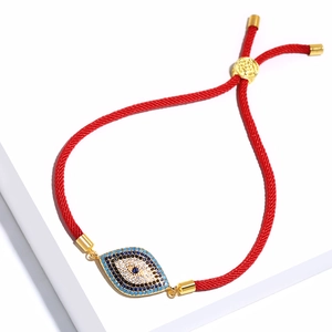 Bracciale regolabile malocchio rosso intrecciato con zirconi blu e finiture dorate