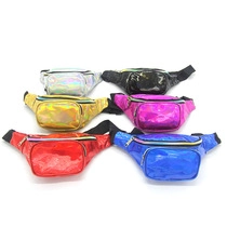 Dettaglio dei marsupi in pelle laser metallizzata in argento, oro e colori vivaci