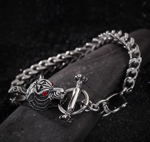 Détail du fermoir OT tête de tigre sur un bracelet gourmette en acier vintage