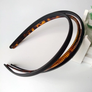 Detail of 0.8cm non-slip plastic headbands with inner teeth in black and amber colors