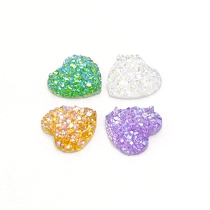 Detailweergave van 12mm hartvormige harsbedeltjes met glitterende regenboogafwerking