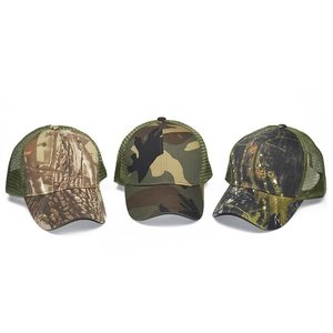 Lot de trois casquettes de camouflage en maille avec motifs de forêt sur fond blanc
