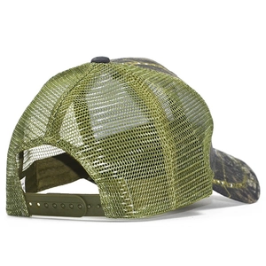 Détail de l'arrière en maille respirante et fermeture snapback réglable sur casquette camouflage