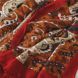 Détail du châle ethnique en coton et lin avec imprimé cachemire et bords rouges doux