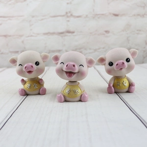 Trois figurines de cochons à tête tremblante en résine pour voiture et décoration