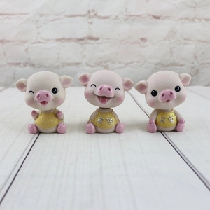 Trois figurines de cochons en résine avec bavoirs dorés pour déco de voiture ou gâteau