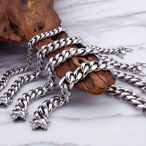 Minimalistische silberne Titanstahl-Panzerarmbänder in fünf Breiten auf Holzblock