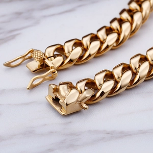 Fashionable gold Cuban link bracelet in stainless steel with secure clasp closure