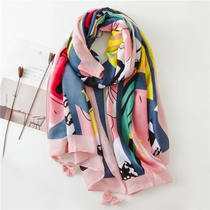 Écharpe en coton rose à motifs géométriques colorés et pompons décoratifs à plat