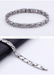 Détail du bracelet magnétique argenté avec maillons marquise et zircons clairs incrustés