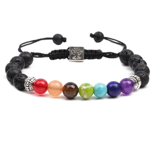 Dettaglio del bracciale con pietre laviche chakra e ciondolo con albero della vita