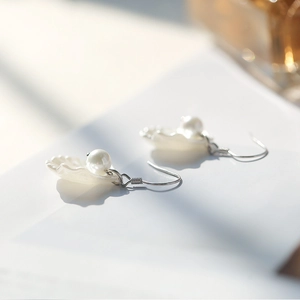 Elegante muschelförmige Ohrringe mit Perlen und Silberhaken in schlichtem Design
