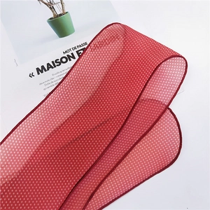 Foulard en mousseline à carreaux vichy rouge et blanc avec bordure de précision