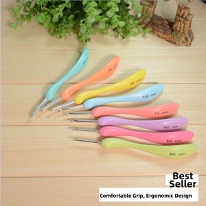 Ergonomic 8-piece crochet hook set with gradient handles ranging from 2.5mm to 6.0mm