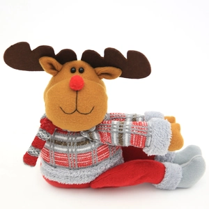 Embrasse de rideau peluche renne de Noël avec pull en tricot rouge et gris sur fond blanc