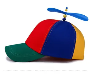 Dettaglio laterale di un cappello con elica multicolore e rotore blu girevole per bambini