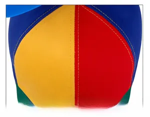 Dettaglio delle cuciture rinforzate su cappello in cotone multicolore per bambini