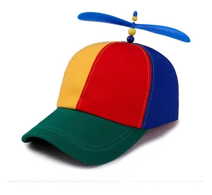 Dettaglio del cappello colorato con elica e design patchwork giallo, rosso e blu