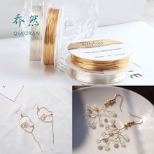 Dettaglio macro di fili metallici oro e argento per la creazione di orecchini fai-da-te