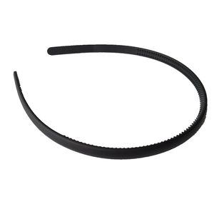 Detail of 0.8cm black plastic headband showing inner non-slip teeth for secure grip