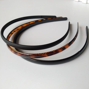 Detail view of 0.8cm anti-slip hairbands with inner teeth in black and tortoiseshell